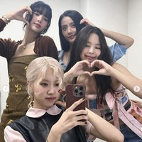 Dalam kesempatan itu, Jennie, Jisoo, Lisa, dan Rose BLACKPINK memakai koleksi busana dan perhiasan berbeda dari brand yang bekerjasama dengan mereka. Seperti Jennie yang jadi global ambassador Chanel, Jisoo dengan Cartier, Rose sebagai perwakilan Saint Laurent dan Tiffany & Co, juga Lisa bersama BVLGARI dan Louis Vuitton. Foto: Instagram