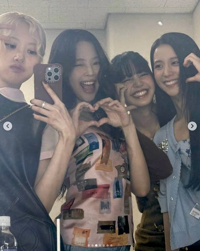 Tepat pukul 00.00 KST saat pergantian tanggal 8 Agustus, Jennie, Jisoo, Lisa, dan Rose merayakannya dengan dua kue ulang tahun selama siaran langsung. Para personel BLACKPINK kemudian bersiap menyapa 88 penggemar beruntung yang memenangkan kesempatan mengikuti fansign eksklusif. Foto: Instagram