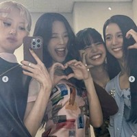 Tepat pukul 00.00 KST saat pergantian tanggal 8 Agustus, Jennie, Jisoo, Lisa, dan Rose merayakannya dengan dua kue ulang tahun selama siaran langsung. Para personel BLACKPINK kemudian bersiap menyapa 88 penggemar beruntung yang memenangkan kesempatan mengikuti fansign eksklusif. Foto: Instagram