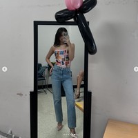 Jennie tampil menawan dalam balutan sleeveless top berwarna pink dari koleksi Chanel Fall Winter 2024/2025 yang dipadukan dengan denim jeans dari Khaite. Penampilan CEO ODD ATELIER dilengkapi dengan koleksi perhiasan Chanel Coco Crush. Di antaranya cincin seharga $4,450 (Rp 70 jutaan) dan gelang seharga $14,500 (Rp 230 jutaan). Foto: Instagram