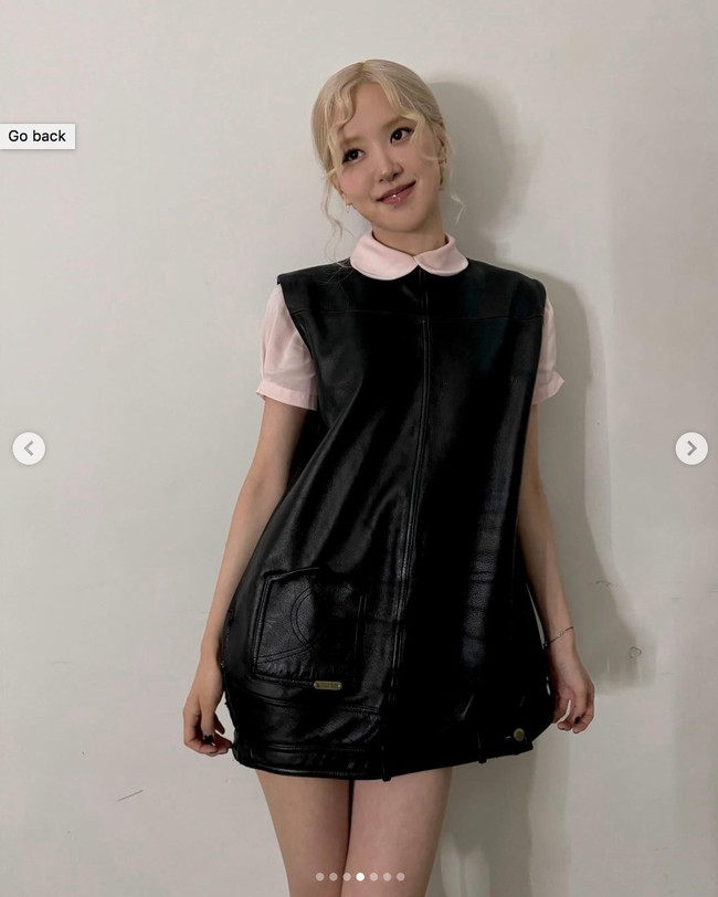 Personel BLACKPINK asal Australia, Rose memakai koleksi cincin berlian Tiffany & Co seharga $4,250 (Rp 67 jutaan) untuk menyempurnakan gaya femininnya dalam balutan leather dress dan kemeja pink. Tak ketinggalan gelang keluaran Saint Laurent seharga $475 (Rp 7,5 jutaan), handbag hitam seharga $1,250 (Rp 19 jutaan), juga platform shoes Saint Laurent $895 (Rp 14 jutaan). Foto: Instagram