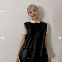 Personel BLACKPINK asal Australia, Rose memakai koleksi cincin berlian Tiffany & Co seharga $4,250 (Rp 67 jutaan) untuk menyempurnakan gaya femininnya dalam balutan leather dress dan kemeja pink. Tak ketinggalan gelang keluaran Saint Laurent seharga $475 (Rp 7,5 jutaan), handbag hitam seharga $1,250 (Rp 19 jutaan), juga platform shoes Saint Laurent $895 (Rp 14 jutaan). Foto: Instagram