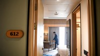 Pekerja merapikan kursi di salah satu kamar Hotel Mercure Samarinda, Kalimantan Timur, Senin (12/8/2024).   