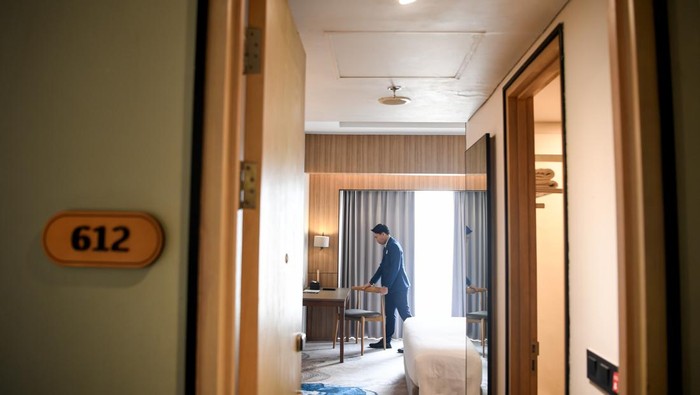Resepsionis melayani tamu di Hotel Mercure Samarinda, Kalimantan Timur, Senin (12/8/2024). Menurut Menparekraf Sandiaga Salahuddin Uno, tingkat okupansi dan harga hotel di kawasan Ibu Kota Nusantara (IKN) hingga di Balikpapan dan Samarinda mengalami kenaikan sekitar 70 persen menjelang HUT Ke-79 RI. ANTARA FOTO/M Risyal Hidayat/YU