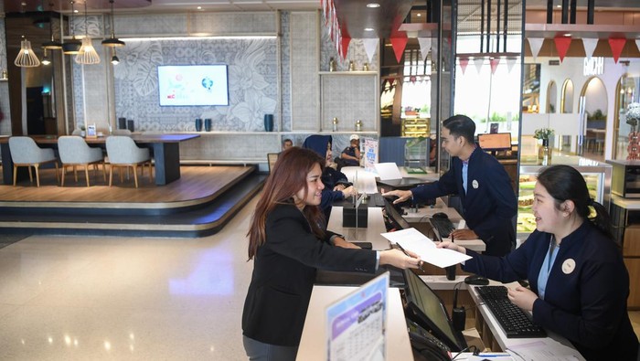 Hotel di Kaltim Ramai Dipesan Jelang HUT RI di IKN Resepsionis melayani tamu di Hotel Mercure Samarinda, Kalimantan Timur, Senin (12/8/2024). Menurut Menparekraf Sandiaga Salahuddin Uno, tingkat okupansi dan harga hotel di kawasan Ibu Kota Nusantara (IKN) hingga di Balikpapan dan Samarinda mengalami kenaikan sekitar 70 persen menjelang HUT Ke-79 RI. ANTARA FOTO/M Risyal Hidayat/YU