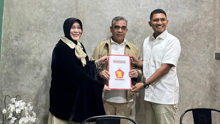 Illiza menerima SK resmi dari Gerindra untuk maju di Pilwalkot Banda Aceh. (Foto: Istimewa).