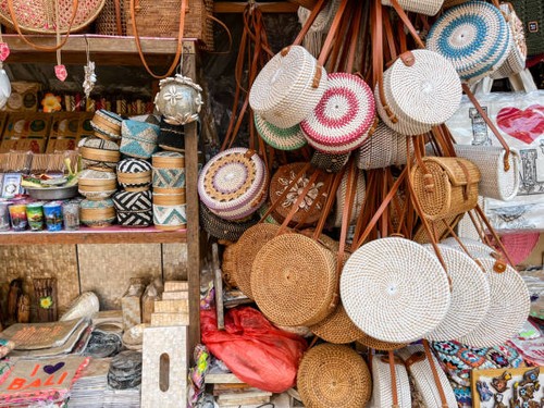 Ilustrasi souvenirs oleh-oleh Bali.