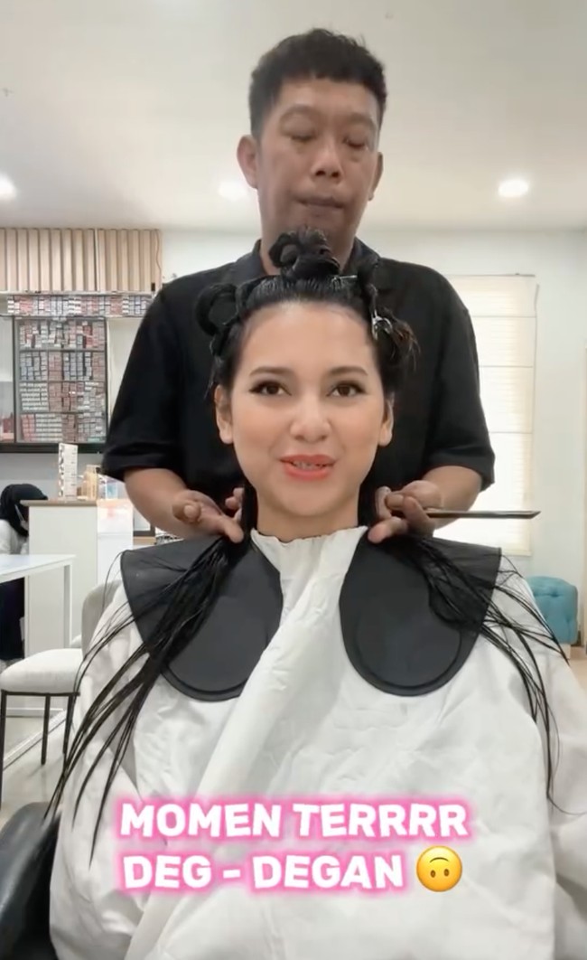 Aktris cantik Indah Permatasari memutuskan untuk mengubah penampilannya dengan memotong rambut. Tak tanggung-tanggung, Indah yang semula berambut panjang memilih memotong rambutnya menjadi pendek seleher. Foto: Instagram/@indahpermatas
