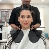 Aktris cantik Indah Permatasari memutuskan untuk mengubah penampilannya dengan memotong rambut. Tak tanggung-tanggung, Indah yang semula berambut panjang memilih memotong rambutnya menjadi pendek seleher. Foto: Instagram/@indahpermatas
