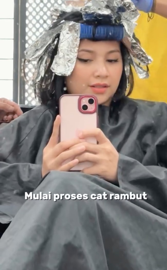 Tak hanya memotong rambutnya, istri Arie Kriting itu juga mengecat rambutnya. Video singkat proses transformasi rambutnya itu pun dibagikan Indah ke akun Instagram pribadinya. Foto: Instagram/@indahpermatas