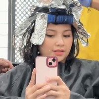 Tak hanya memotong rambutnya, istri Arie Kriting itu juga mengecat rambutnya. Video singkat proses transformasi rambutnya itu pun dibagikan Indah ke akun Instagram pribadinya. Foto: Instagram/@indahpermatas