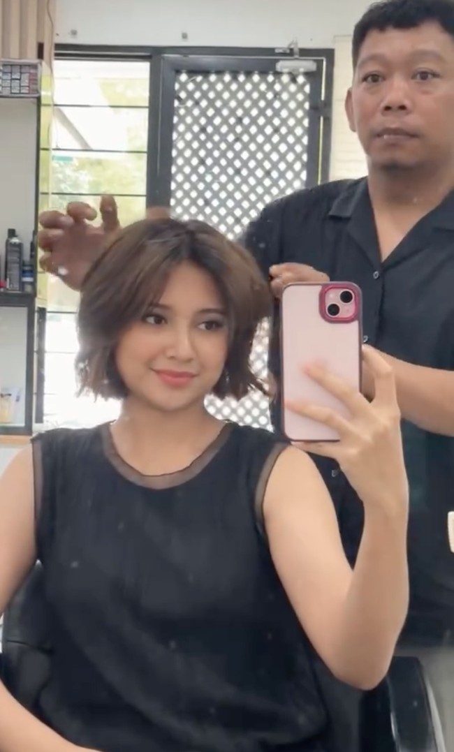 Begini penampilan terbaru Indah Permatasari usai potong dan cat rambut. Tampil beda, ibu satu orang anak itu jadi makin terlihat cantik dan fresh. Foto: Instagram/@indahpermatas