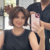 Begini penampilan terbaru Indah Permatasari usai potong dan cat rambut. Tampil beda, ibu satu orang anak itu jadi makin terlihat cantik dan fresh. Foto: Instagram/@indahpermatas