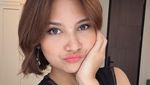 Gaya Indah Permatasari Berambut Pendek Bikin Arie Kriting Makin Terpesona