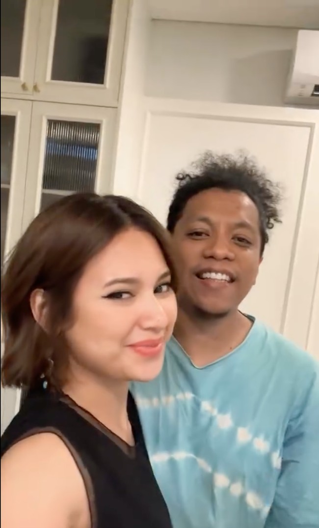 Setelah mengubah gaya rambutnya, Indah pun langsung memamerkannya ke suami, Arie Kriting. Arie tampak memuji penampilan baru istrinya itu yang makin menawan. Foto: Instagram/@indahpermatas