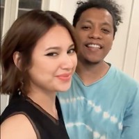 Setelah mengubah gaya rambutnya, Indah pun langsung memamerkannya ke suami, Arie Kriting. Arie tampak memuji penampilan baru istrinya itu yang makin menawan. Foto: Instagram/@indahpermatas