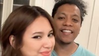 Arie Kriting pun terpana saat melihat penampilan baru istrinya. Foto: Instagram/@indahpermatas