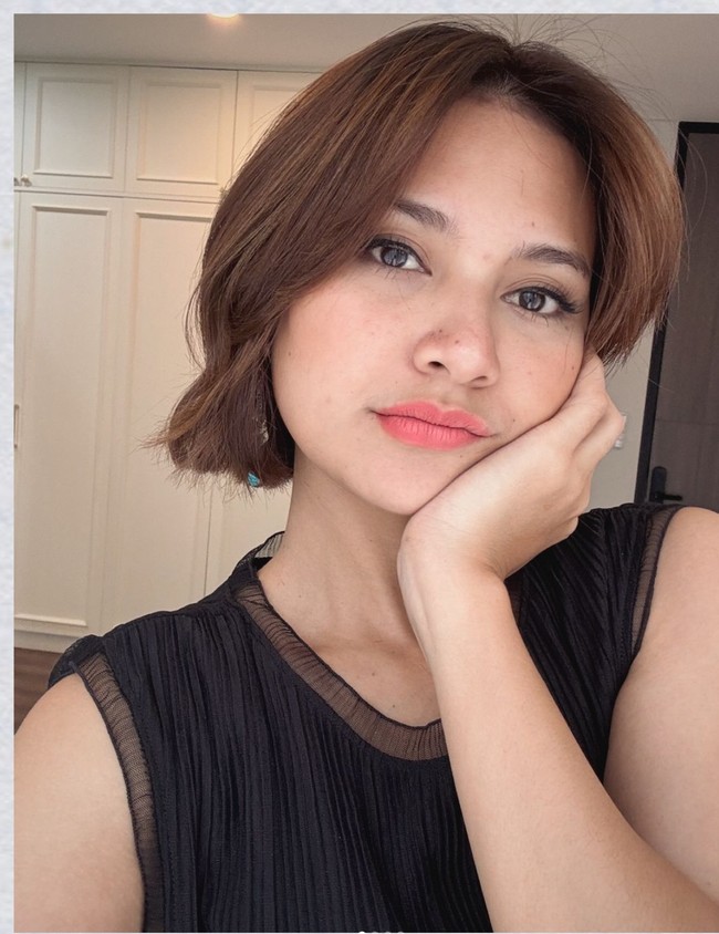 Melalui unggahan di akun Instagram pribadinya Indah juga langsung memamerkan penampilan barunya dengan berfoto selfie. Meski mengaku sempat merasa deg-degan dengan keputusan memotong ekstrim panjang rambutnya, namun Indah mengaku senang dan menyukai hasilnya. Foto: Instagram/@indahpermatas