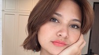 Indah Permatasari memutuskan untuk memotong rambutnya yang panjang menjadi pendek. Foto: Instagram/@indahpermatas