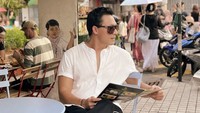 Pria 43 tahun ini eksis di Instagram dengan lebih dari 1 juta followers. Begini gaya santainya ketika kulineran di Penang, Malaysia. Foto: Instagram indrabruggman