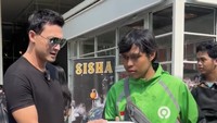Kalau ini momen Indra Bruggman sedang melaksanakan Jumat berkah. Ia berbagi makanan kotak ke orang-orang yang membutuhkan di sekitarnya. Foto: Instagram indrabruggman