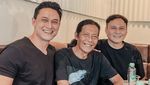 Indra Bruggman Punya Kedai Kopi, Ini Aksinya Meracik Kopi