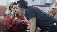 Pria keturunan Sunda-Belanda ini begitu dekat dengan sang ibu. Momen bahagianya ialah ketika disuapi nasi tumpeng oleh ibunya yang kini telah tiada. Foto: Instagram indrabruggman