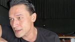 Indra Bruggman Punya Kedai Kopi, Ini Aksinya Meracik Kopi
