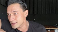 Pose Indra Bruggman dengan segelas es kopi susu ini bikin banyak netizen salah fokus. Mereka memuji ketampanan Indra Bruggman. Foto: Instagram indrabruggman