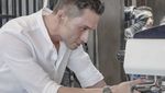 Indra Bruggman Punya Kedai Kopi, Ini Aksinya Meracik Kopi