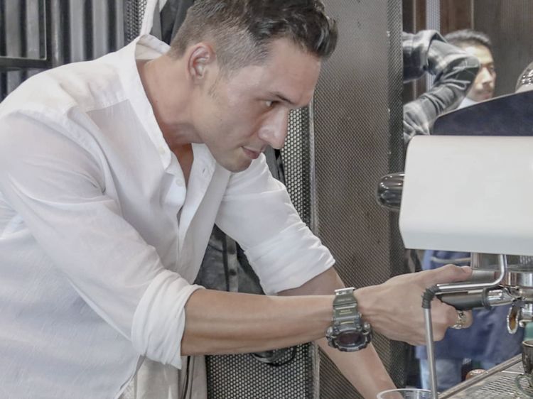 Indra Bruggman Punya Kedai Kopi, Ini Aksinya Meracik Kopi