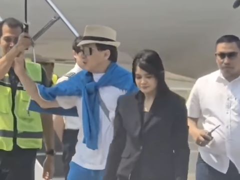 Jackie Chan dengan sopan menolak dipayungi saat tiba di Bandara Halim Perdana Kusuma.