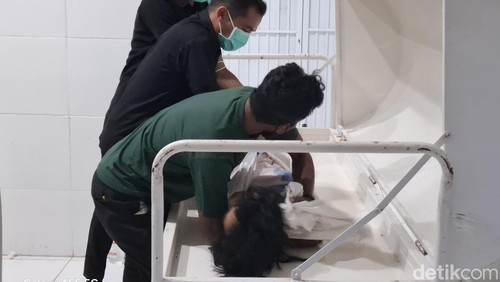 Jenazah Maria Mey di RSU Leona, Kupang, NTT, Senin (12/8/2024). Maria tewas dianiaya suaminya yang merupakan anggota Satpol PP NTT. (Yufengki Bria/detikBali)