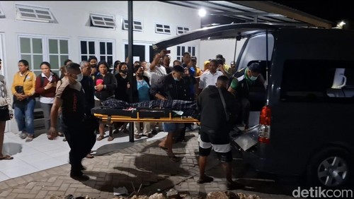 Jenazah Maria Mey saat dibawa ke RSB Titus Uly Kupang, Senin (12/8/2024) malam untuk diautopsi. (Yufengki Bria/detikBali)