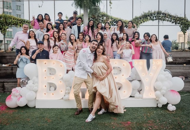 Selanjutnya ada Jessica Iskandar dan suaminya, Vincent Verhaag yang juga memilih tema outdoor untuk acara gender reveal anak ketiganya. Tampil simpel, Jedar memilih mengenakan dress asimetri strapless model balon. Dress yang dikenakan Jedar itu senada dengan celana panjang yang dikenakan Vincent. Anak ketiga Vincent dan Jedar sendiri lahir pada 2 Desember 2024. Foto: Instagram@inijedar