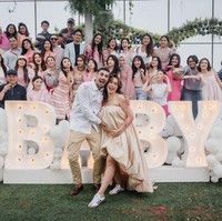 Selanjutnya ada Jessica Iskandar dan suaminya, Vincent Verhaag yang juga memilih tema outdoor untuk acara gender reveal anak ketiganya. Tampil simpel, Jedar memilih mengenakan dress asimetri strapless model balon. Dress yang dikenakan Jedar itu senada dengan celana panjang yang dikenakan Vincent. Anak ketiga Vincent dan Jedar sendiri lahir pada 2 Desember 2024. Foto: Instagram@inijedar