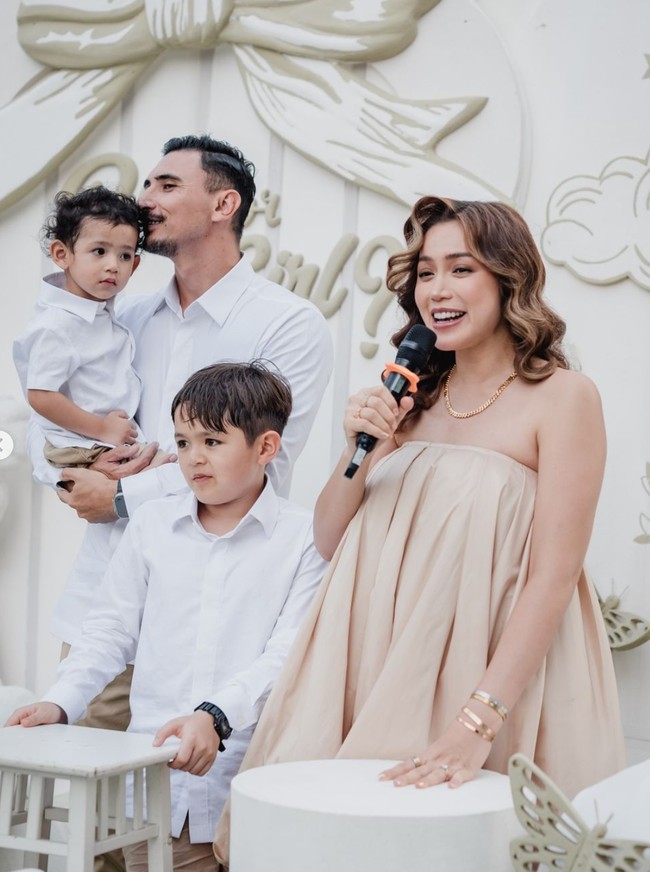 Meski tengah hamil namun pesona Jessica Iskandar tetap begitu terpancar. Ekspresi bahagia juga terlihat jelas di wajah wanita 36 tahun itu yang sebentar lagi akan menjadi ibu bagi 3 orang anak. Foto: Instagram/@inijedar