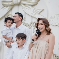 Meski tengah hamil namun pesona Jessica Iskandar tetap begitu terpancar. Ekspresi bahagia juga terlihat jelas di wajah wanita 36 tahun itu yang sebentar lagi akan menjadi ibu bagi 3 orang anak. Foto: Instagram/@inijedar