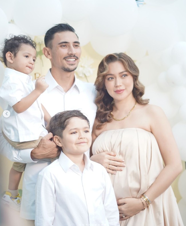 Penampilan wanita yang akrab disapa Jedar itu terlihat menawan dengan rambut yang dibuat bergelombang dan riasan wajah natural glow. Ia juga tampak mengenakan beragam perhiasan, seperti kalung serta beberapa cincin dan gelang. Foto: Instagram/@inijedar