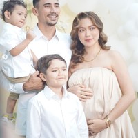 Penampilan wanita yang akrab disapa Jedar itu terlihat menawan dengan rambut yang dibuat bergelombang dan riasan wajah natural glow. Ia juga tampak mengenakan beragam perhiasan, seperti kalung serta beberapa cincin dan gelang. Foto: Instagram/@inijedar