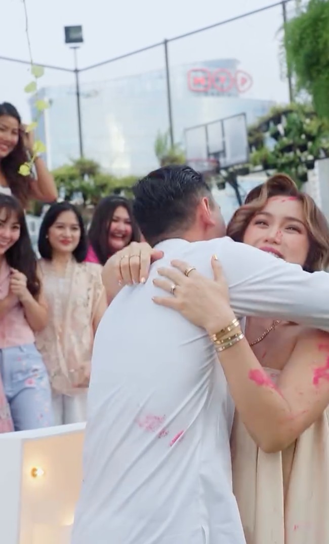 Dari acara gender reveal tersebut diketahui jika anak ketika Jessica dan Vincent berjenis kelamin perempuan. Keduanya pun langsung berpelukan dan tampak begitu bahagia. Foto: Instagram/@inijedar