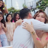 Dari acara gender reveal tersebut diketahui jika anak ketika Jessica dan Vincent berjenis kelamin perempuan. Keduanya pun langsung berpelukan dan tampak begitu bahagia. Foto: Instagram/@inijedar