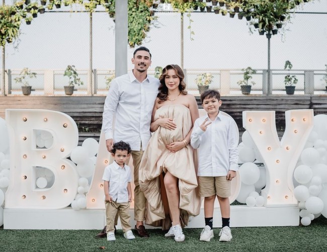 Diketahui jika kedua anak Jessica sebelumnya berjenis kelamin laki-laki. Ia pun mengaku sangat senang akhirnya bisa memperoleh anak perempuan. “Lahir dari 5 bersaudara, 4 laki-laki dan aku satu yang perempuan. Tidak pernah merasakan memiliki saudara perempuan sebelumnya, tapi Tuhan kasih seorang anak perempuan sebagai anugrah Indah luar biasa. Rasa syukur luar biasa, terima kasih Tuhan, terima kasih sayang @v.andrianto kita bisa mewujudkan ini bersama. Selalu cinta dan sayang selamanya,” tulis Jessica dalam unggahannya. Foto: Instagram/@inijedar