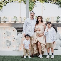 Diketahui jika kedua anak Jessica sebelumnya berjenis kelamin laki-laki. Ia pun mengaku sangat senang akhirnya bisa memperoleh anak perempuan. “Lahir dari 5 bersaudara, 4 laki-laki dan aku satu yang perempuan. Tidak pernah merasakan memiliki saudara perempuan sebelumnya, tapi Tuhan kasih seorang anak perempuan sebagai anugrah Indah luar biasa. Rasa syukur luar biasa, terima kasih Tuhan, terima kasih sayang @v.andrianto kita bisa mewujudkan ini bersama. Selalu cinta dan sayang selamanya,” tulis Jessica dalam unggahannya. Foto: Instagram/@inijedar