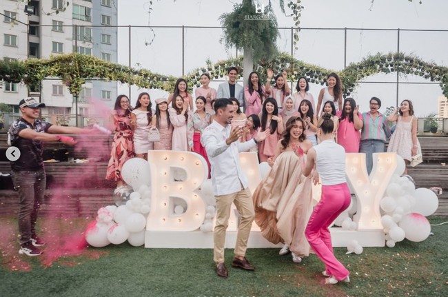 Acara gender reveal itu juga tampak dihadiri oleh sejumlah rekan artis, seperti, Mikaila Patritz dan suaminya yang turut membantu di acara gender reveal tersebut. Foto: Instagram/@inijedar