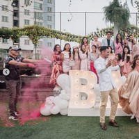 Acara gender reveal itu juga tampak dihadiri oleh sejumlah rekan artis, seperti, Mikaila Patritz dan suaminya yang turut membantu di acara gender reveal tersebut. Foto: Instagram/@inijedar