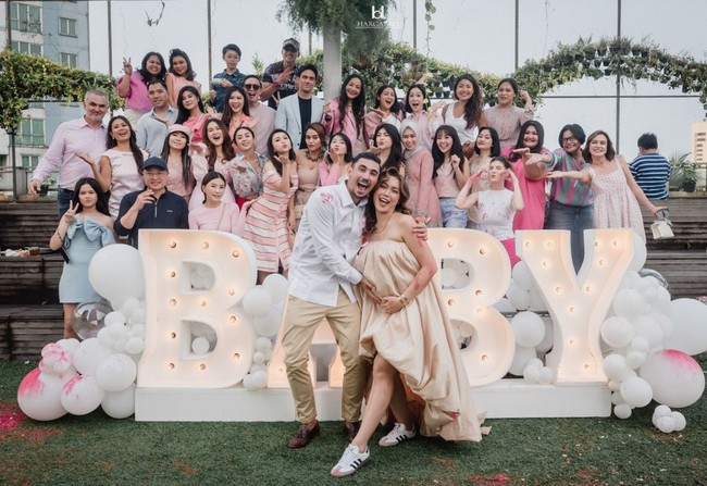 Dari foto-foto yang dibagikan terlihat jika banyak tamu undangan yang memang sudah menebak jika anak ketiga Jessica dan Vincent itu berjenis kelamin perempuan. Hal itu terlihat dari pakaian yang dikenakan para tamu undangan yang didominasi warna pink. Foto: Instagram/@inijedar
