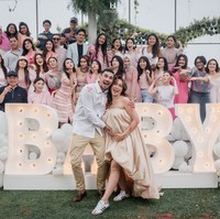 Dari foto-foto yang dibagikan terlihat jika banyak tamu undangan yang memang sudah menebak jika anak ketiga Jessica dan Vincent itu berjenis kelamin perempuan. Hal itu terlihat dari pakaian yang dikenakan para tamu undangan yang didominasi warna pink. Foto: Instagram/@inijedar