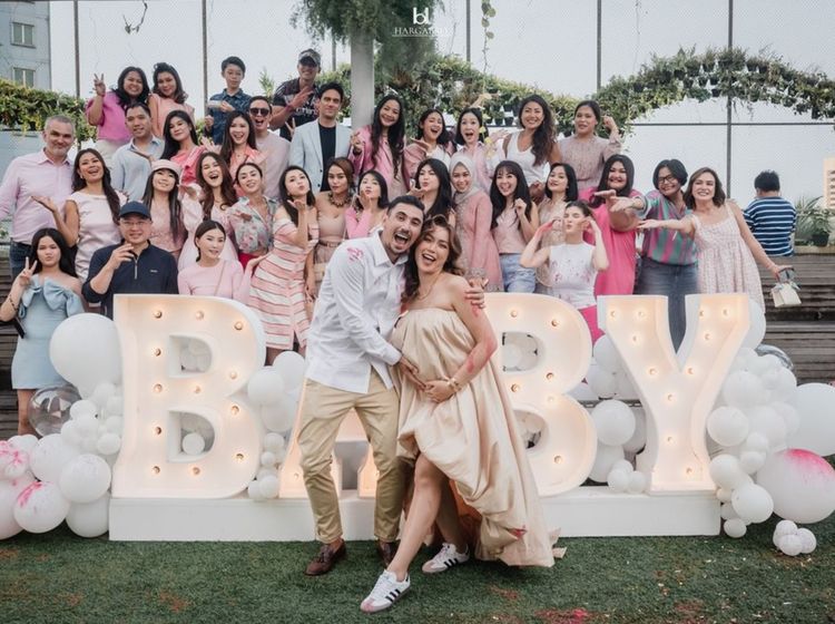10 Foto Gender Reveal Anak ke-3 Jessica Iskandar, Bumil Cantik Bergaun Coklat