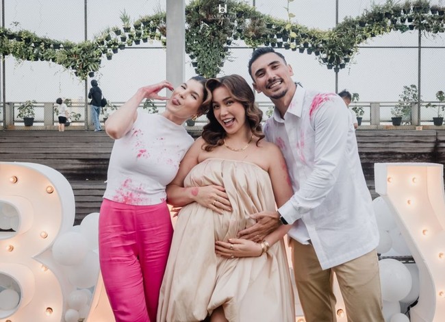 Tampil dengan gaun tube model balon, Jessica tampak terus memamerkan baby bumpnya yang sudah semakin besar. Diketahui saat ini kehamilan Jessica sendiri sudah memasuki trimester dua. Foto: Instagram/@inijedar